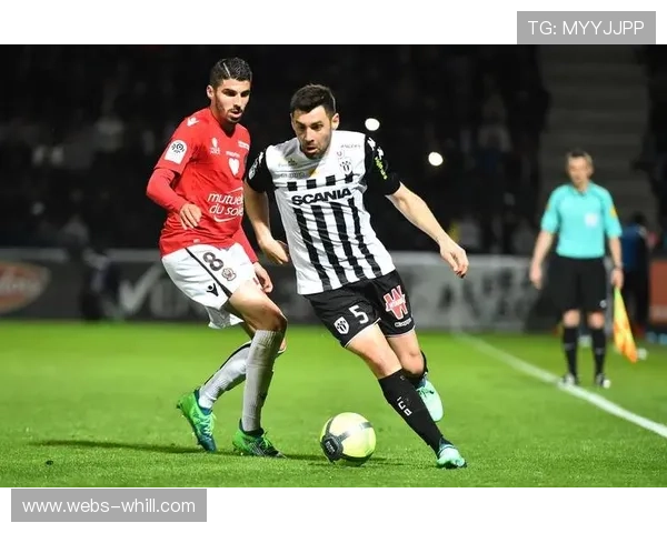 巴黎FC官方签下35岁前锋因莫比莱，增强保级战力